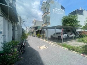 còn 3 lô duy nhất đường nhựa 8m xây dựng tự do. gần ủy ban quận 12 phường thới an.vị trí đẹp nhất