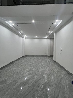 ngõ thông ô tô đỗ cổng, thiết kế 6 tầng, nội thât cơ bản, ba bước ra phố đường cổ linh