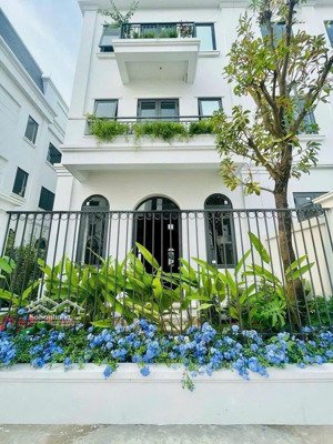 chị gái nhờ bán bt 200m2. mt 12m, 2 mặt tiền, giá rẻ nhất thị trường. đã có sổ