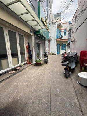 bán nhà 3 tầng , 4pn, 3wc, ngay aeon, sổ vông đẹp, không lộ giới, đường xe kia, chỉ 4 tỷ.