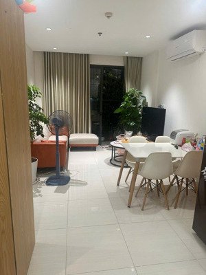 căn hộ thiết kế 1n+ 1 phòng đa năng, ban công hướng đông nam, tầng trung sẵn nội thất giá chỉ 3ty1