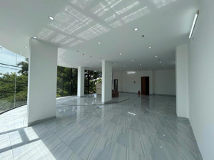 cho thuê nhà 2 tầng trống suôt ngay trung tâm ! gần sân. bay đà nẵng
dt ngang #9m x 41 x 2 tầng c