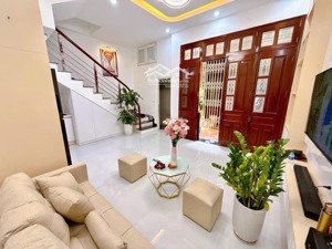 nhà đẹp full nội thất-gần ôtô-dân xây-2 thoáng-ngõ thịnh quan 35m*5t*giá 7,9 tỷ-công năng đầy đủ.