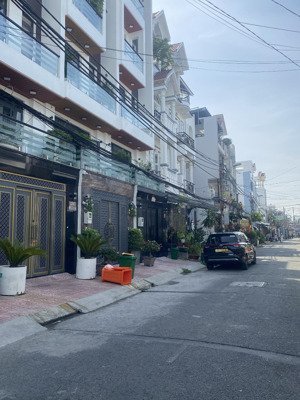 lê văn quới - bình tân, nhà 3 tầng, dt 8x12, sổ vuông, đường 6m, giá 8.x tỷ