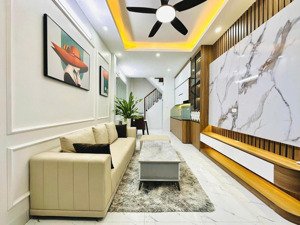 cho thuê nhà đẹp 4 tầng full nội thất tại trường chinh đống đa.