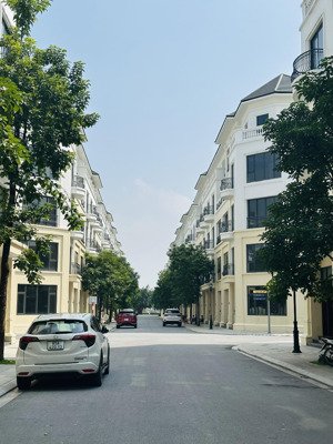 san hô chưa bao giờ hết hót quý ac ạ diện tích 60m, mặt tiền 5m
giá chỉ 9,5tỷ vị trí gần n