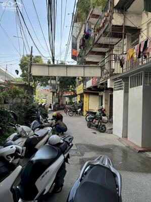 Tập thể tầng 1 tại NGÃ TƯ VỌNG - Ô tô đỗ cửa - kinh doanh đỉnh - nhỉnh 4 t.ỷ.