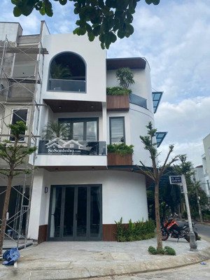 bán gấp nhà 3 tầng 2 mặt tiền, cách biển 400m, đủ tiện ích xung quanh, hướng tây nam