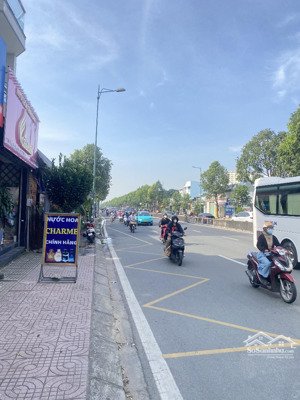 bán nhà mặt tiền phạm văn đồng - linh tây. dt 129m2 ngang 6.52m, shr, không qh lộ giới, giá đầu tư.