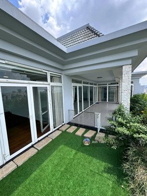 bán căn penthouse cao ốc phú nhuận, dt 370m2 gồm 3 phòng ngủ, 4 toilet, sân vườn, giá 20 tỷ sổ hồng