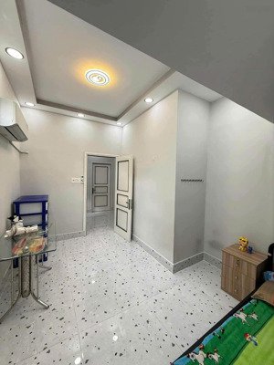 cho thuê nhà 2 mặt tiền đội cung, p.8, q.11 giá 16tr