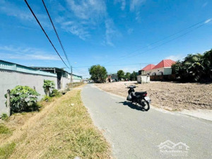 chủ gởi lô đất 1/ tỉnh lộ 7 thái mỹ .vị trí mua bán kinh doanh(dt 95m2)giá nhỉnh 1ty.lh: 