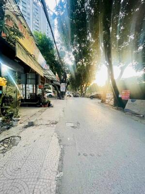 Cho thuê biệt thự nguyên căn – Khuất Duy Tiến,300m² – 4 tầng – mặt tiền rộng, bề thế 80 triệu