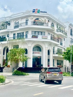 căn góc 2 mặt tiền 10x20m đối diện công viên, hầm+2 tầng, thang máy, máy lạnh, ngăn sẵn vách kính.