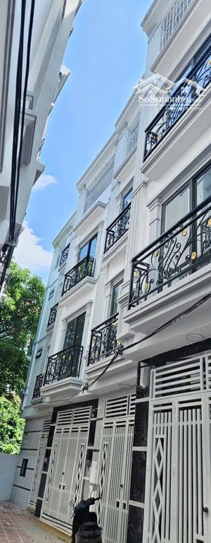 bán căn nhà 4 tầng tại chợ chúc sơn ngõ 3m ô tô đỗ cửa 3,8 tỷ ở ngay lh 