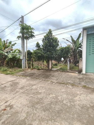 tiến hưng cách kcn đồng xoài iii 1km, bê tông 7m khá rộng 405tr