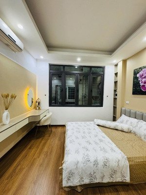 nhà 30 m x5 tầng trong ngõ phố trần thái tông,quận cầu giấy,3pn, cách mp 100m, gần đại sứ quán mỹ