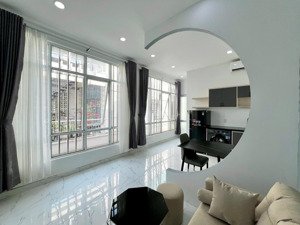 căn hộ 1 phòng ngủ tách bếp riêng, cửa sổ thoáng full nội thất, máy giặt riêng, gần cv lê thị riêng