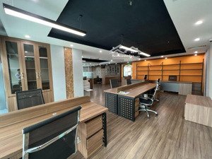 nhượng văn phòng 130m2, giá 13 triệu tại phố tô vĩnh diện, view thoáng, chia sẵn vách kính