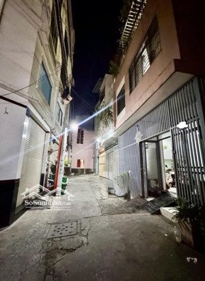 sau lưng mặt tiền, hẻm trước nhà 4m - gần chợ bà chiểu - 35m2 ngang 6m, 4 tầng.