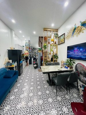 hồ tùng mậu 5 tầng dân xây còn mới rất đẹp -đối diện đh thương mại. dt 30m .vài bước ra mặt phố