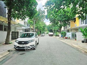 bán nhà mặt tiền quận 2-tặng nội thất-gần chợ-bệnh viện lê văn thịnh-hàng xóm văn minh-3tầng-giá rẻ