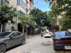 hiếm nhà 6 tầng thang máy mới tinh hiện đại khu phân lô thạch bàn đường 13.5m 35.5/39m2 chỉ 12.9 tỷ