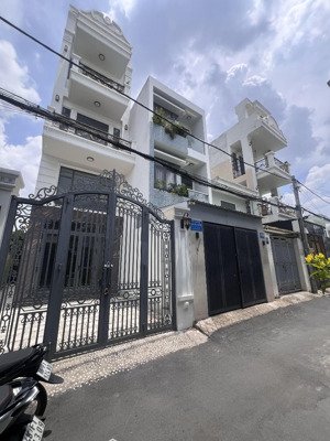 nhà 3 tầng dt 80m,đối diện gigamall phạm văn đồng đường oto chỉ 7t