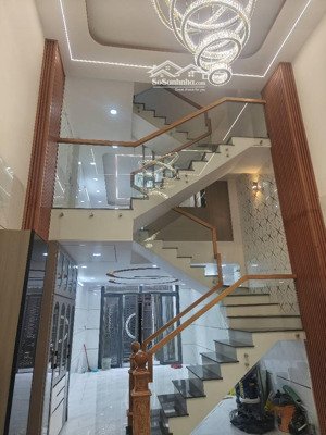 bán nhà lê văn quới ( 4 x 14 ) hẻm xe hơi, 5 tầng mới xây vào ở ngay, thiết kế lửng ngược.