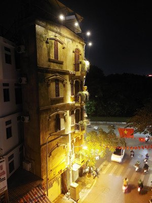 phòng 2 ngủ, máy giặt riêng, ô tô đỗ cửa.
địa chỉ: 46 hàng cháo - tôn đức thắng.