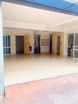 toà nhà văn phòng: phố lê chân. diện tích: 136m2. mặt tiền: 9,7m