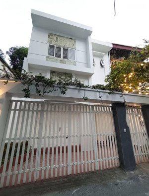 bán biệt thự bồ đề 130m2 3 tầng, mặt tiền 7,5m chỉ 203tr/m vuôn vắn, nở hậu. ngõ thông ô tô 7 chỗ