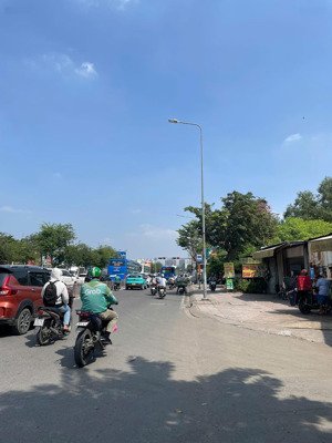 bán mặt tiền kinh doanh 1.100m²(20x55) dòng tiền 200 triệu/tháng. nhỉnh 100tỷ kinh dương vương