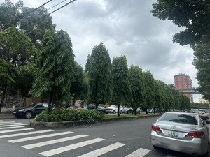 cho thuê mặt tiền hồng đức giá 200 triệu/tháng, gần dân chủ 20m*30m=650m2, có sẵn nhà 2 tầng 740m2.