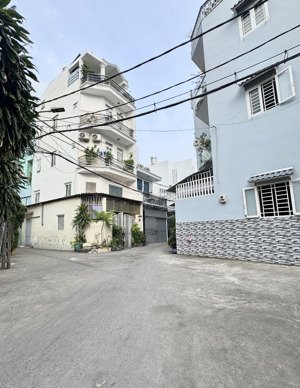 ngay khu sân bay, nhà 3tầng (4 x 15) nở hậu 6m. hẻm oto - giá chỉ 9.5tỷ