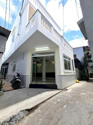 BÁN NHÀ LẦU - GÓC 2MT Hẻm - MỚI TUYỆT ĐẸP (Hẻm 233 NVCừ gần trường Cao Đẳng Y Tế CT)