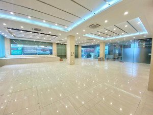 cho thuê mặt bằng tầng 1 tòa nhà đường láng 240m2, giá chỉ 68 triệu, mới đẹp, làm mọi mô hình