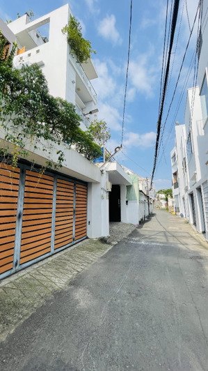 bán nhà mới 4 tầng hẻm xe hơi thông gần công viên