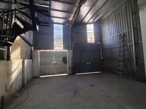 cho thuê nhà xưởng kiên cố gần đại lộ thăng long. congtainer lùi vào xưởng