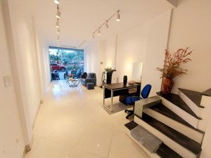 mặt phố kim mã kinh doanh , vỉa hè rộng, ngay ngã tư núi trúc, đối diện dsq thụy điển