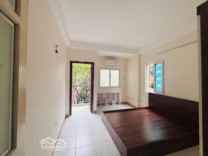 nhà mình còn 1 phòng ban công rộng thoáng ngõ 320 khương đình