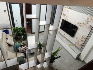 nhỉnh 8 tỷ - nhà mới - 5 tầng . full nội thất cc. phố hồ tùng mậu. trung tâm các trường đh lớn