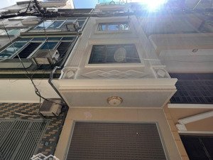 nhà ngõ 45 trần thái tông , 6 tầng thang máy diện tích 42m , mặt tiền 4m ô tô đỗ cổng chỉ 15 tỷ