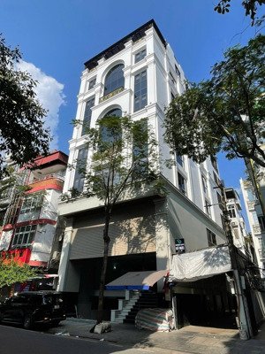 cho thuê tòa nhà 8 tầng mặt phố hàng chuối, hai bà trưng, vị trí vàng. dt: 220m2. mt: 10m, giá tốt