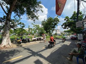 nhà hẻm 1/ 8m cách mt phan văn trị phường 7 liền kề emart giáp phạm văn đồng ,bình thạnh dt 5x20m