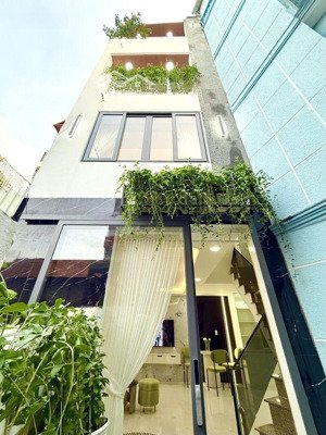 4tầng 5pn,30m ,nở hậu,cách 3 căn ra đường lớn duy tân,giá chỉ 6 tỷ nhỉnh