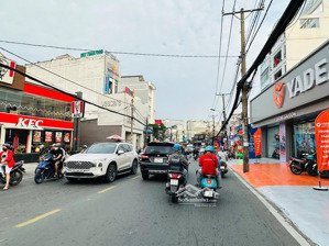 siêu phẩm nhà mặt tiền đường ngay đình phong phú, lê văn việt, dt : 195m2, ngang 6,2 mét.