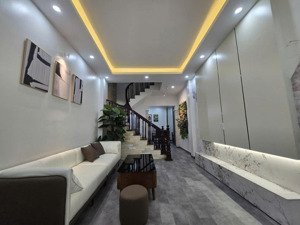 trung tâm cầu giấy- dt40m2 x mt3,5m - lô góc - thoáng sáng - dân xây chắc chắn - thiết kế hiện đại