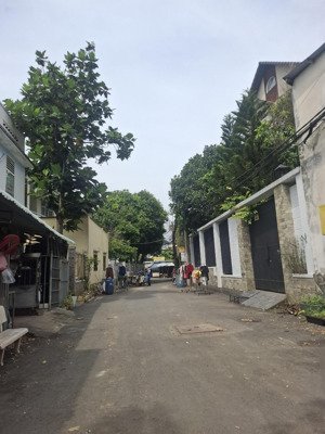 nhà nhỏ 3 tầng công năng đầy đủ dt 50m (ngang 4m) ngay bưng ông thoàn dọn vào ở ngay