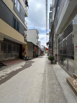 nhanh còn kịp. chủ giảm chào 300tr. 5m ra ô tô tránh. nhà 4 tầng mới. cạnh tái định cư phú diễn